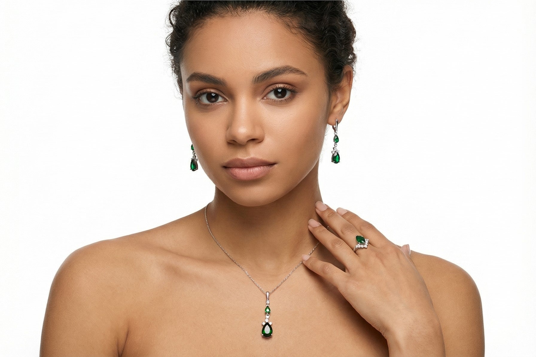 Trio Émeraude — Boucles, Bague & Pendentif en Argent Rhodié