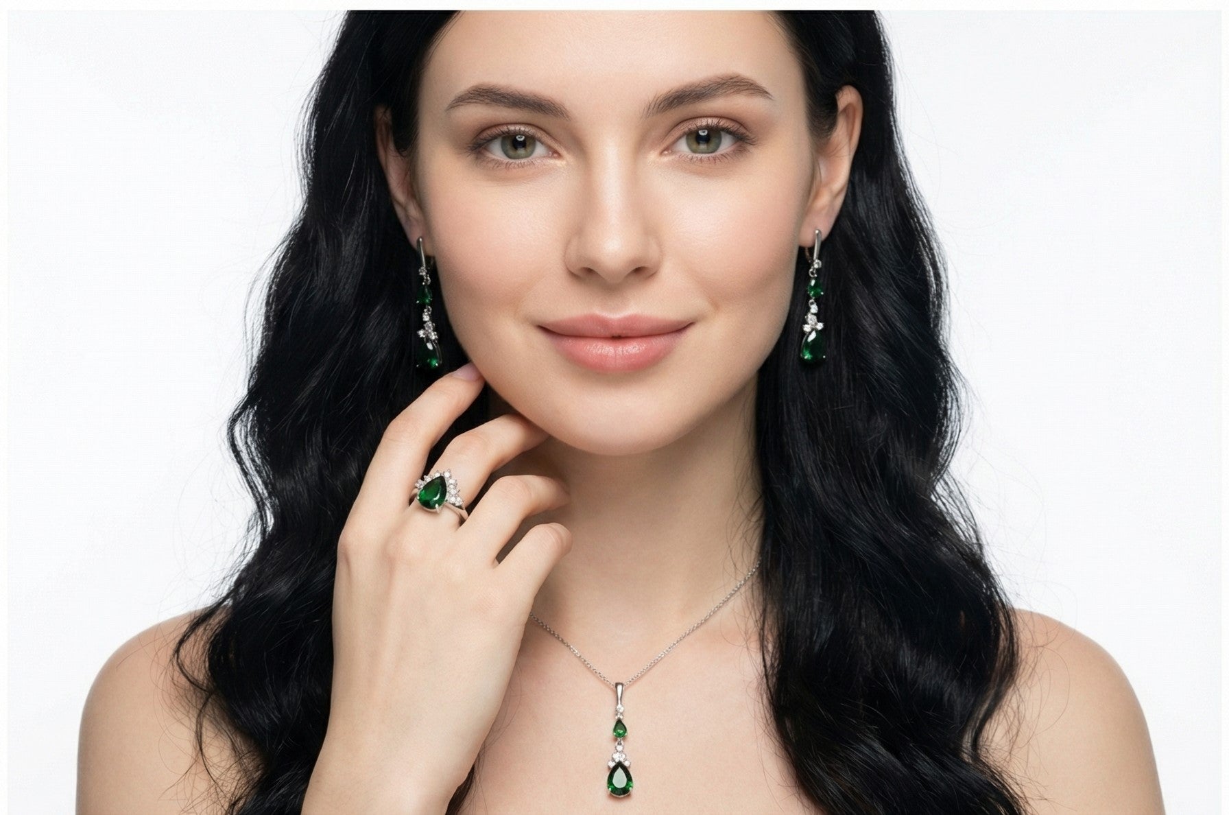 Trio Émeraude — Boucles, Bague & Pendentif en Argent Rhodié