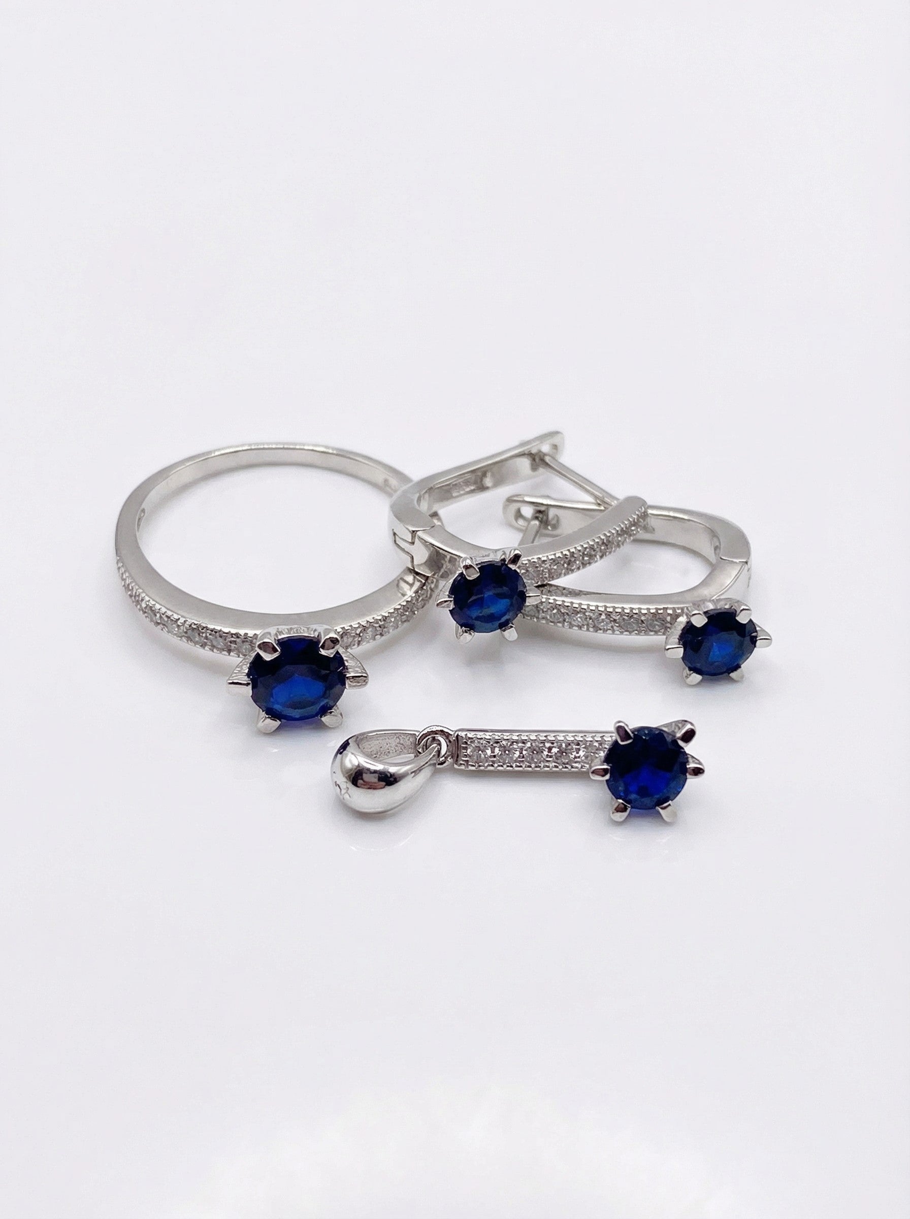 Trio Argent Rhodié & Saphir Bleu — Boucles, Bague et Pendentif