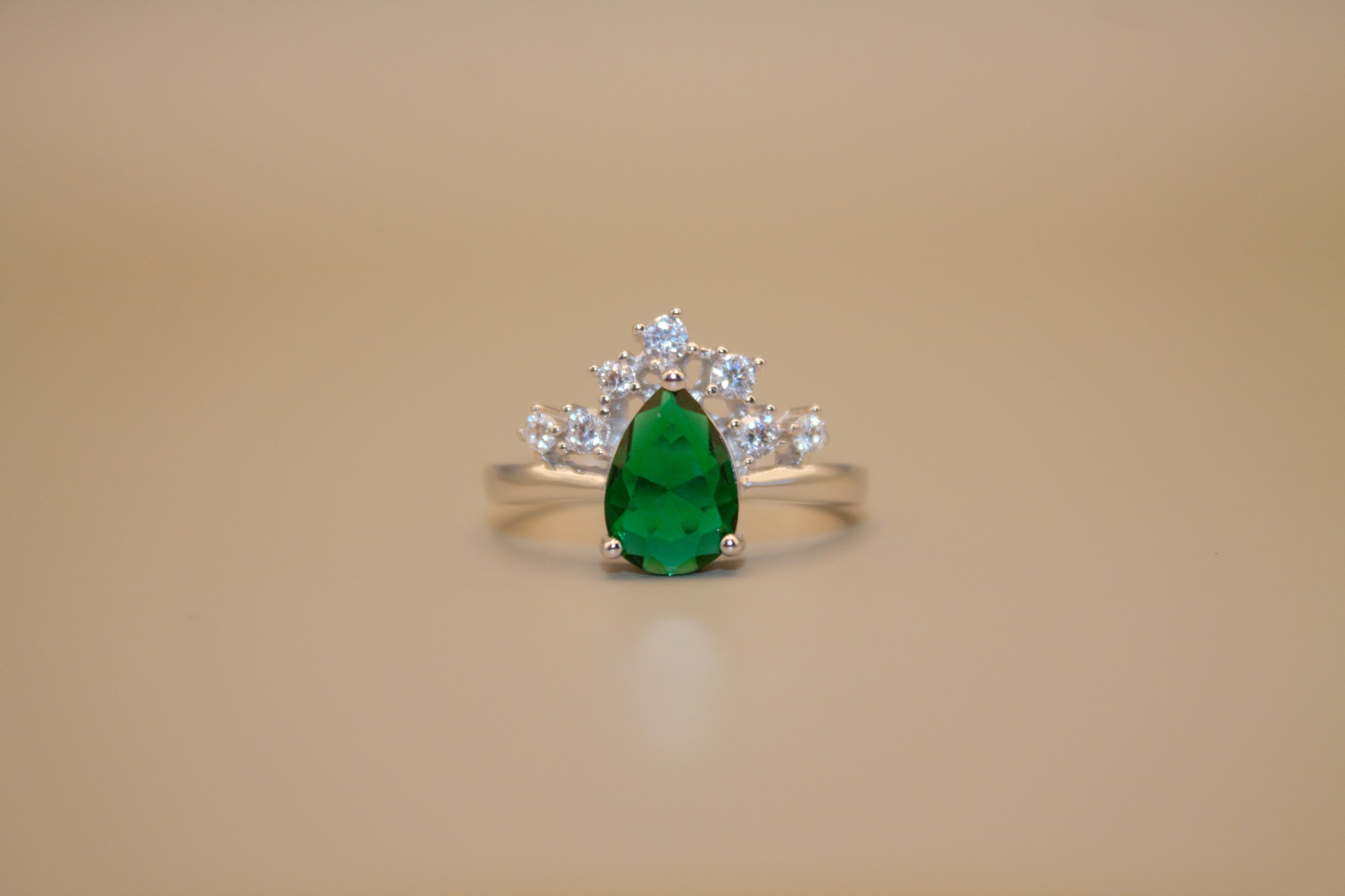 Trio Émeraude — Boucles, Bague & Pendentif en Argent Rhodié