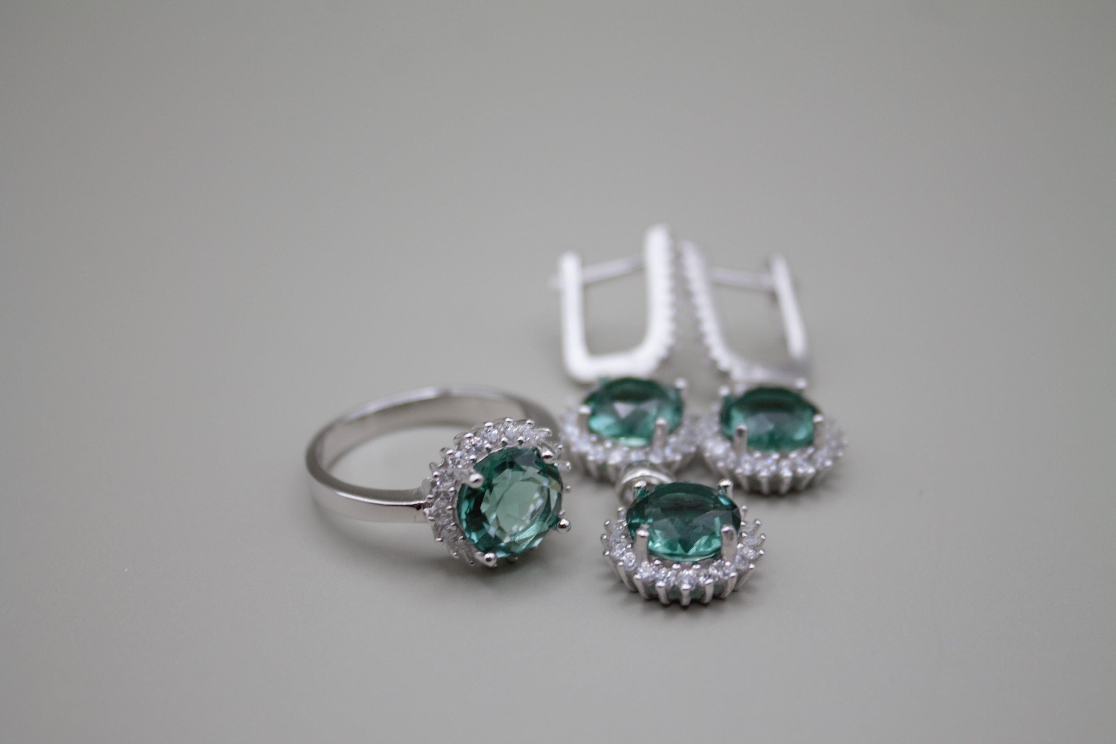 Parure Saphir Vert — Boucles, Bague & Collier Pendentif en Argent Rhodié