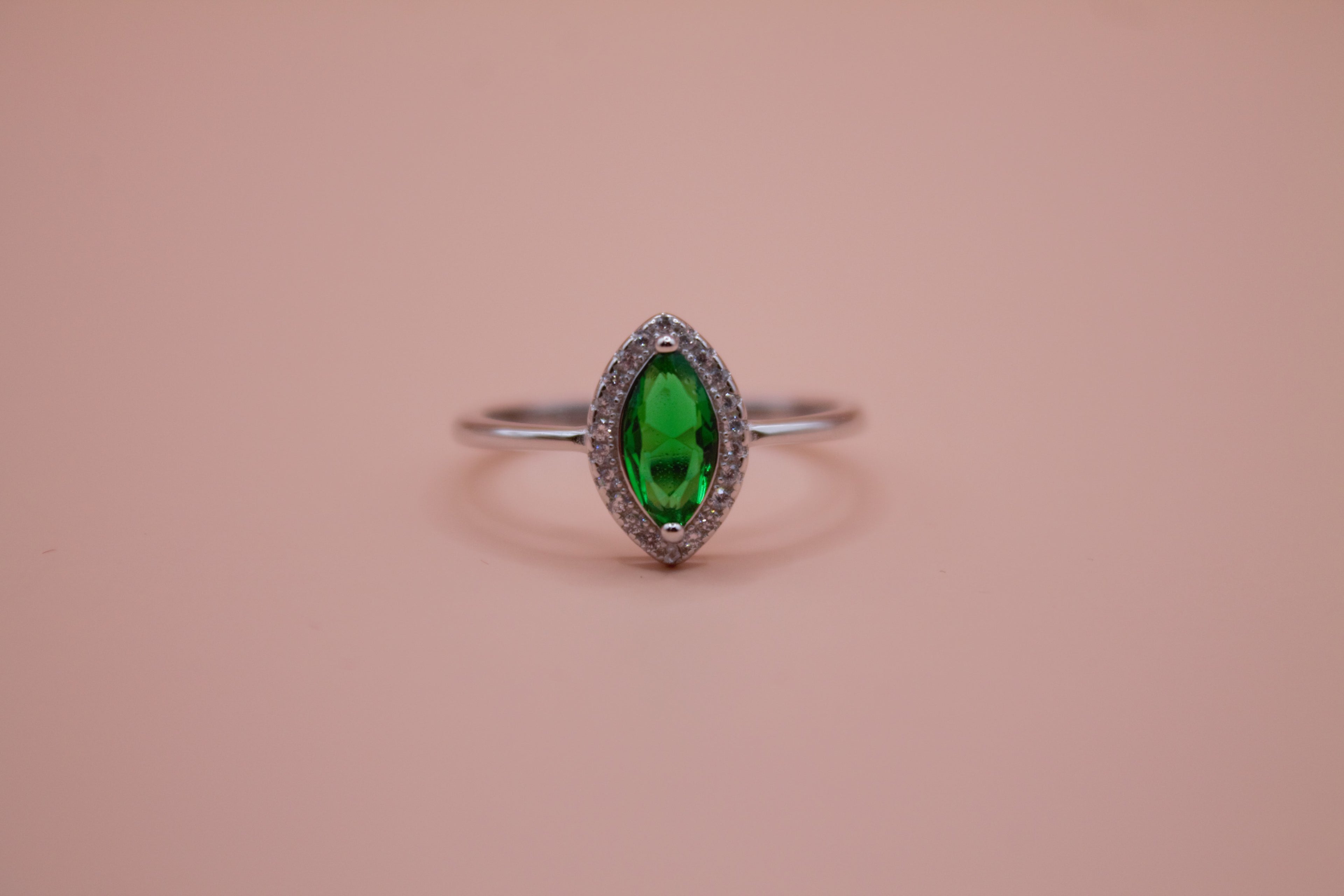 Parure Émeraude — Boucles, Bague, Gourmette & Pendentif en Argent Rhodié