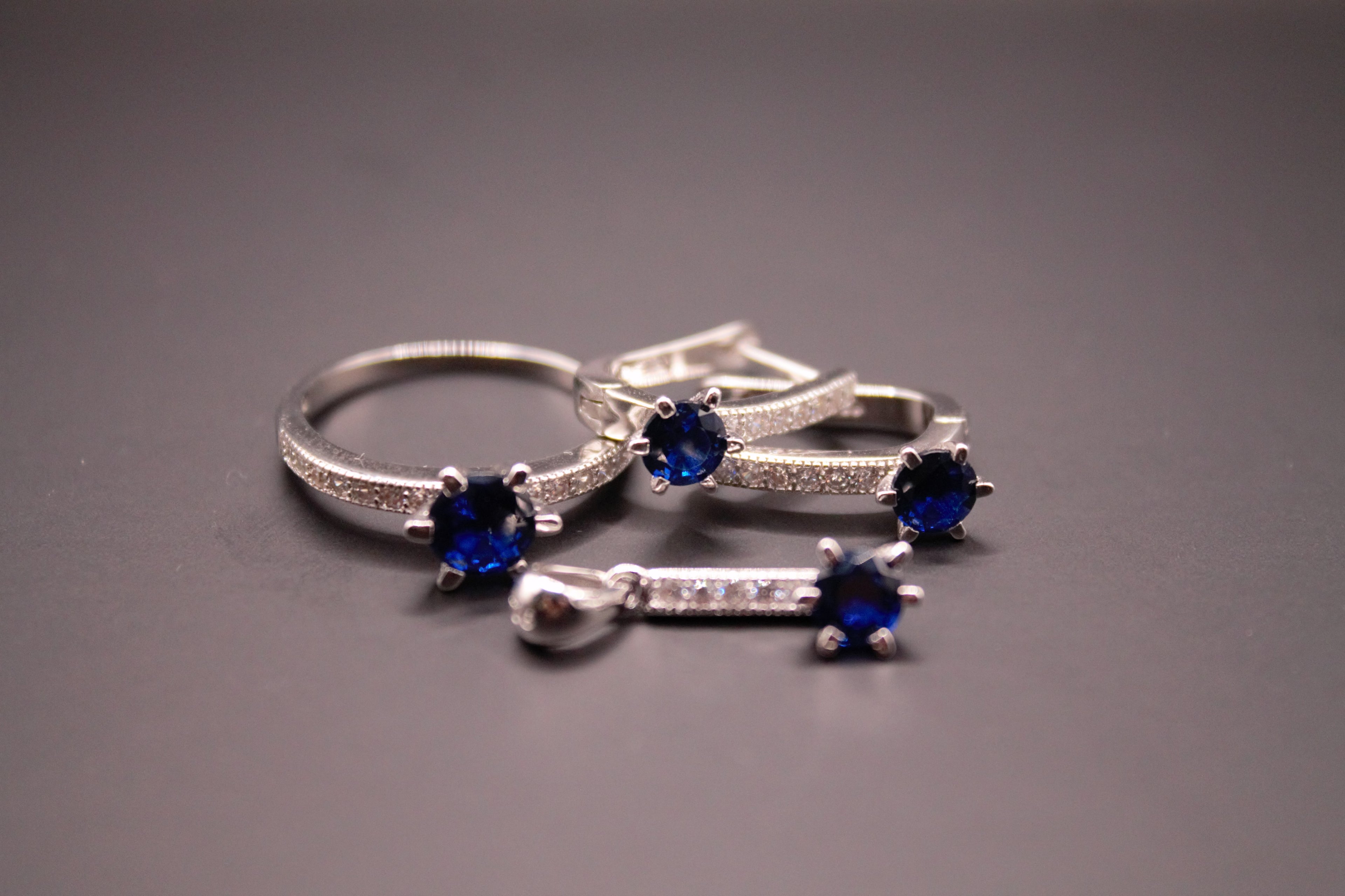 Trio Argent Rhodié & Saphir Bleu — Boucles, Bague et Pendentif