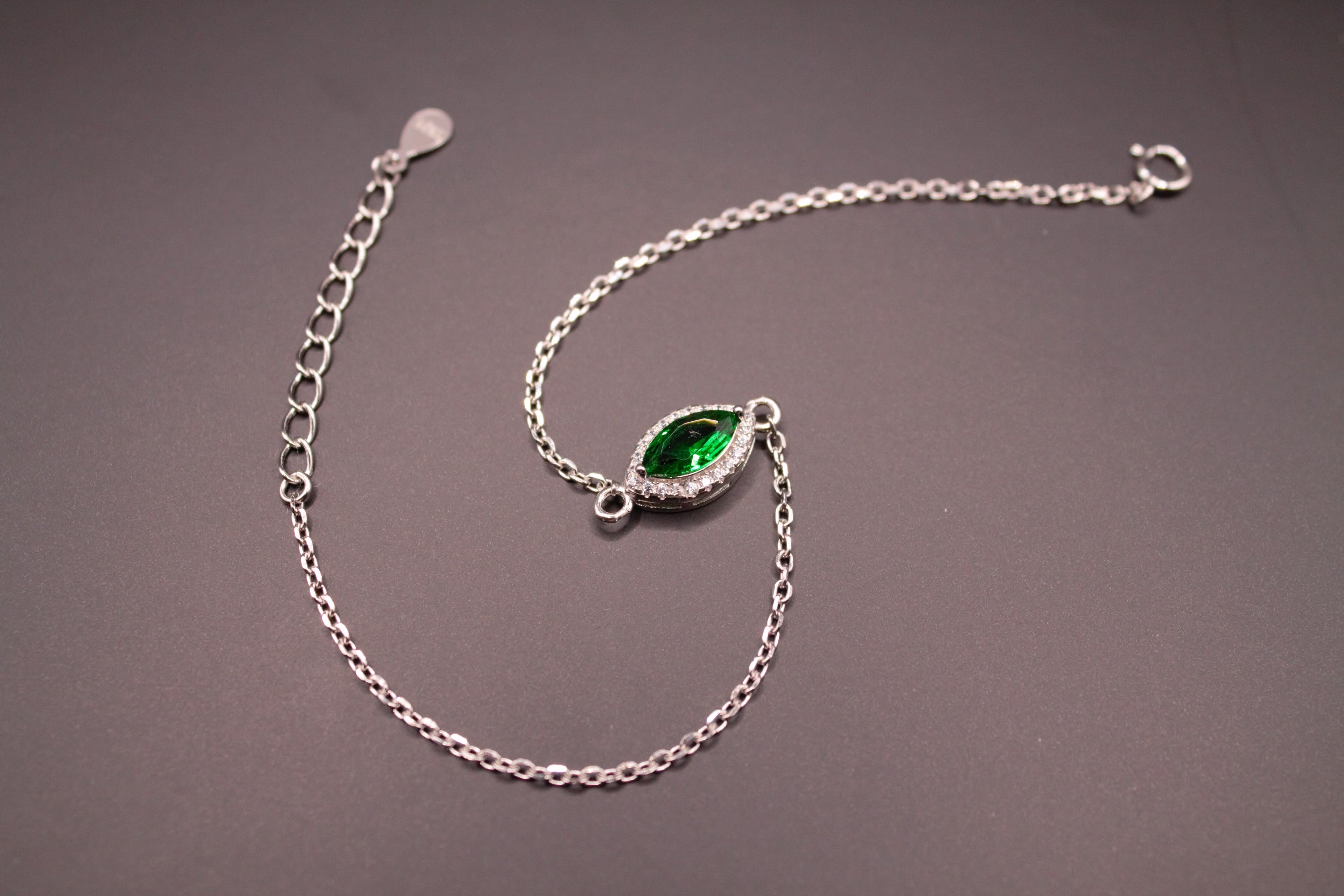 Parure Émeraude — Boucles, Bague, Gourmette & Pendentif en Argent Rhodié