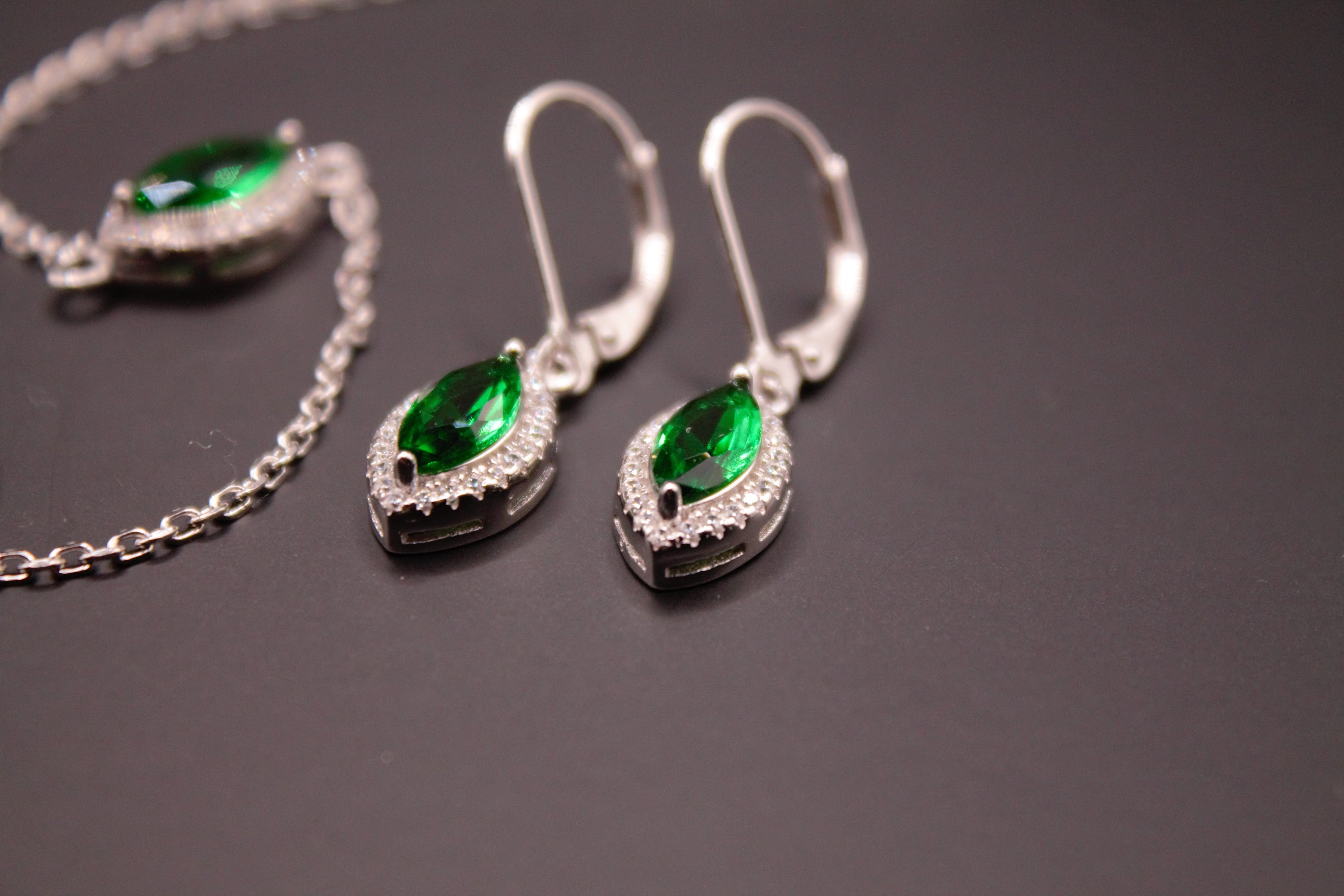 Parure Émeraude — Boucles, Bague, Gourmette & Pendentif en Argent Rhodié