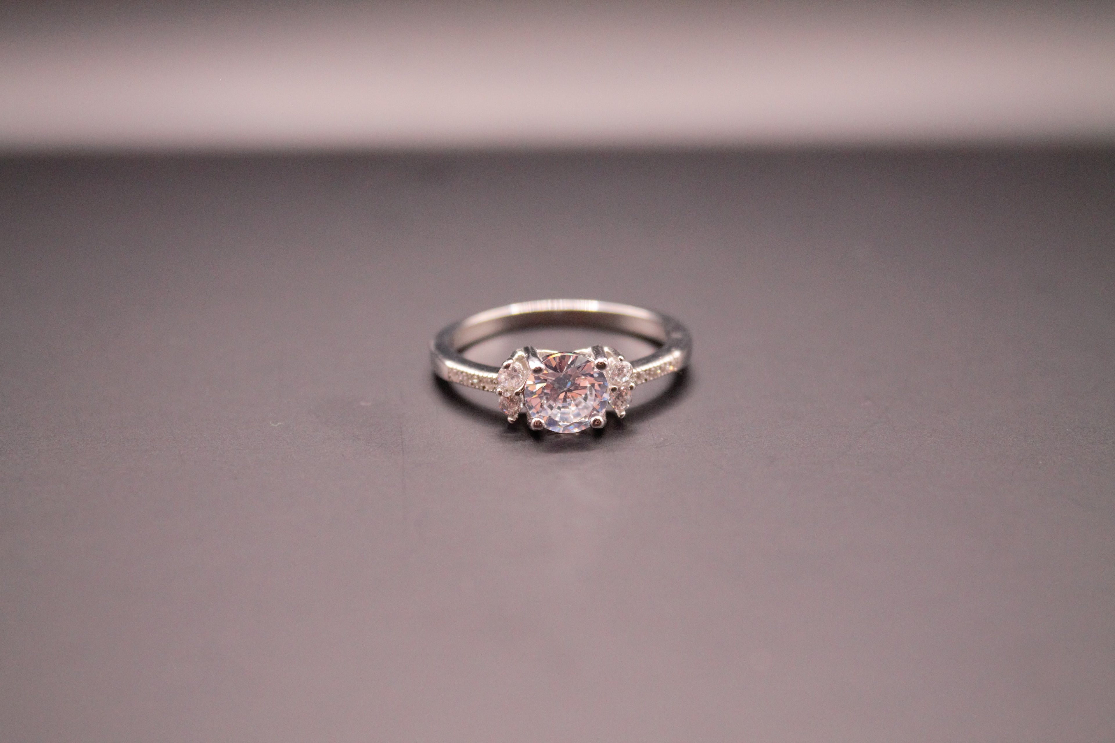 Trio Éclat Argent — Boucles d’Oreilles, Bague & Pendentif (Saphir et Zircon)