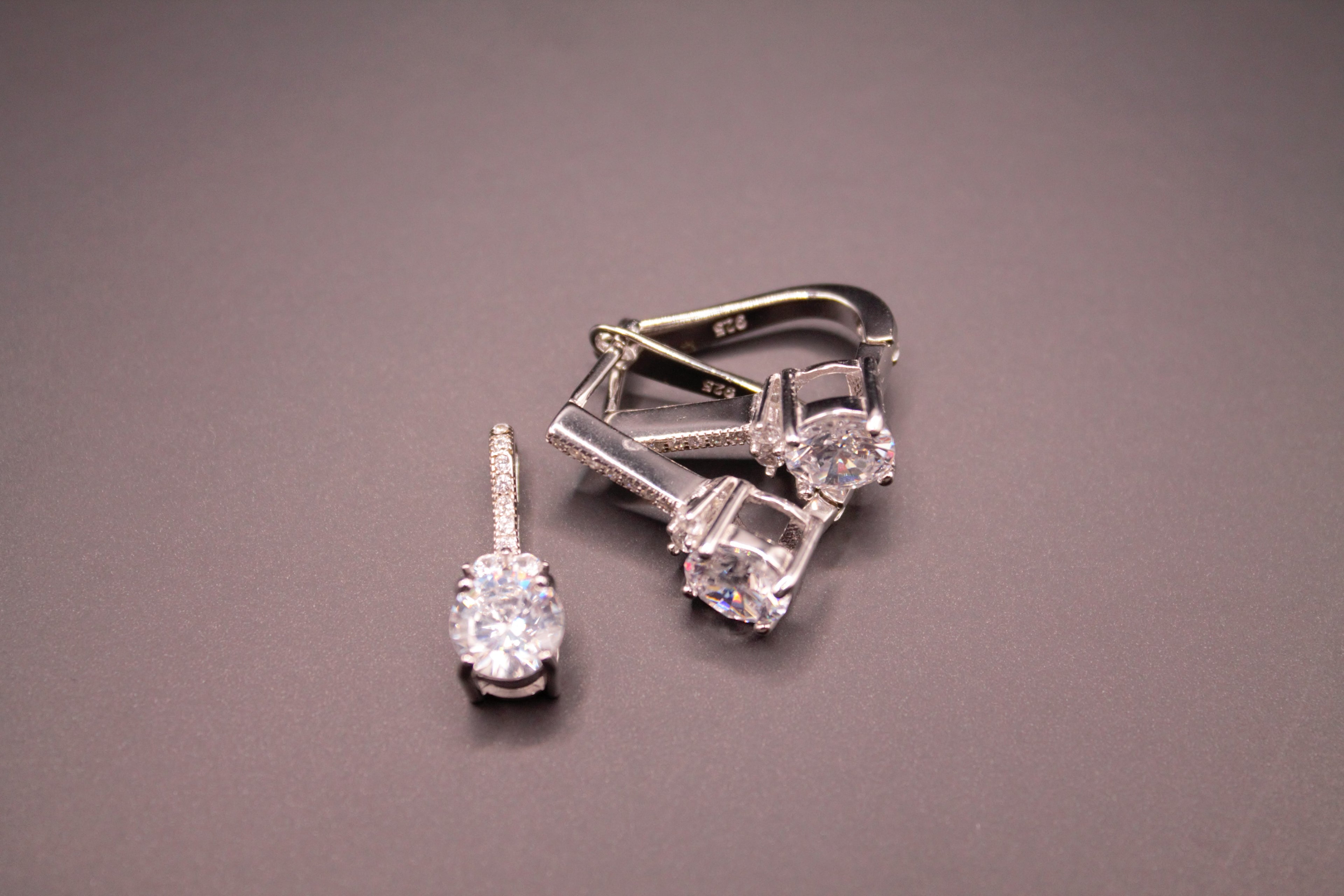 Trio Éclat Argent — Boucles d’Oreilles, Bague & Pendentif (Saphir et Zircon)