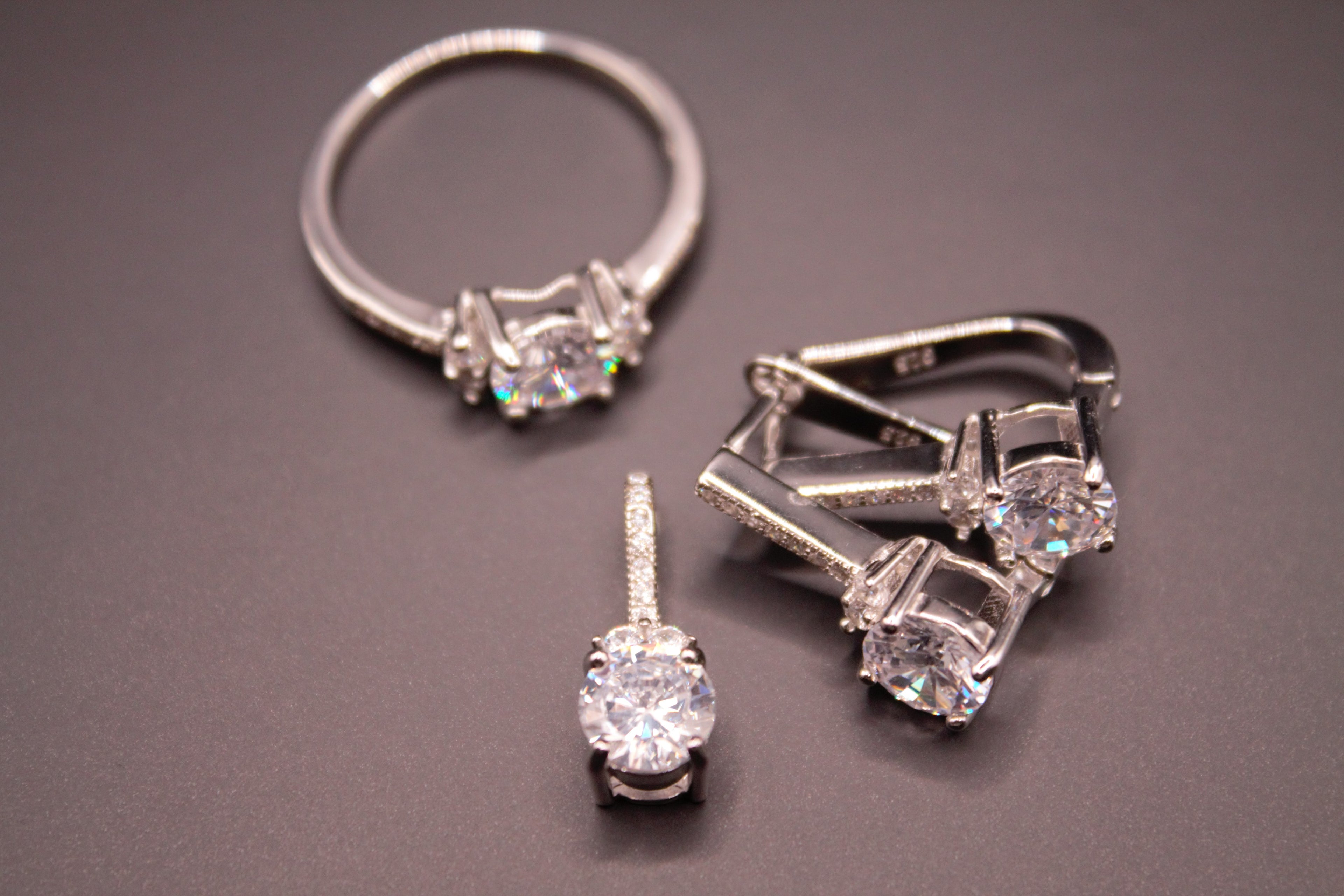 Trio Éclat Argent — Boucles d’Oreilles, Bague & Pendentif (Saphir et Zircon)