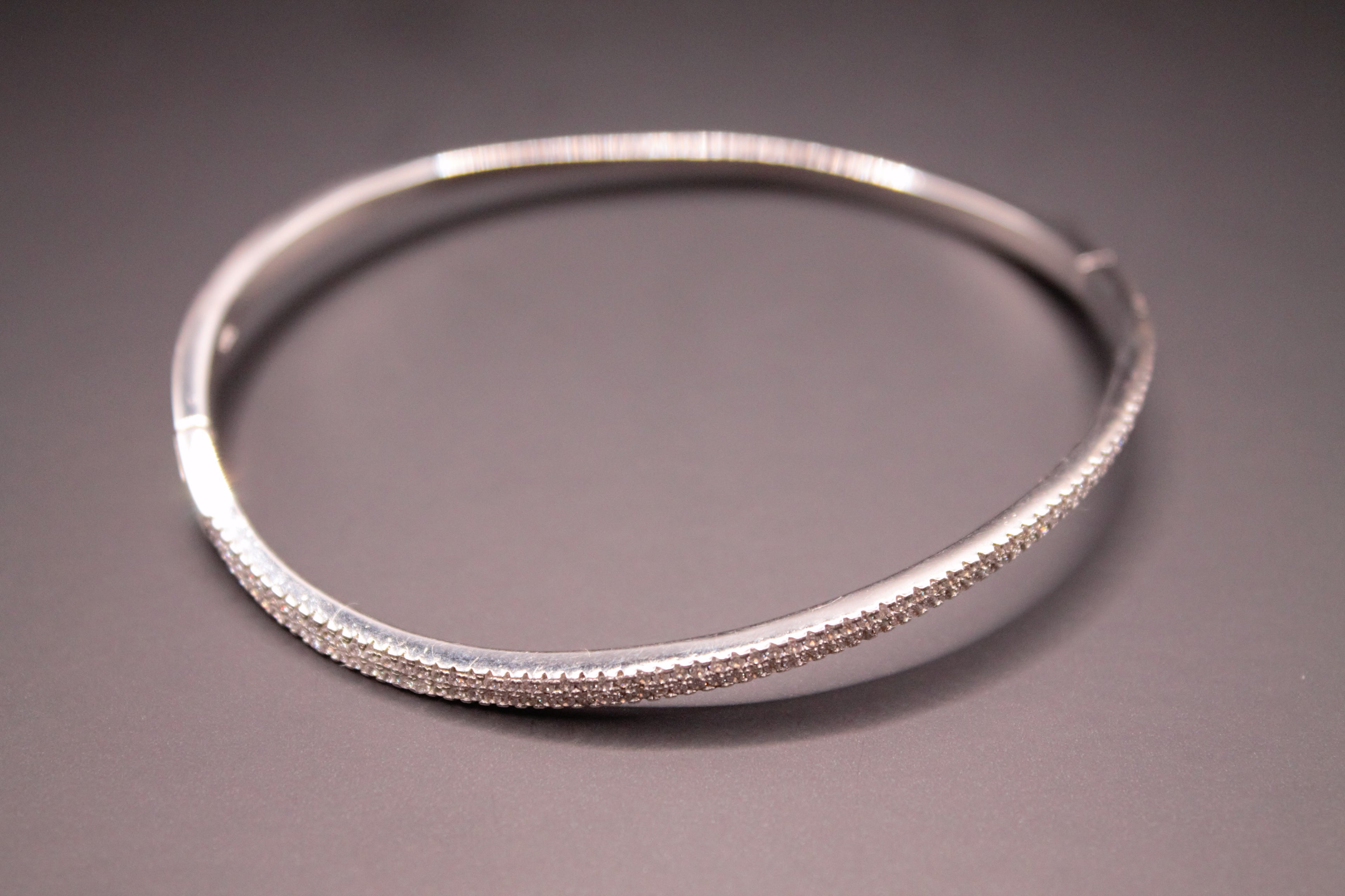 Bracelet Élégant en Argent avec Détails Brillants