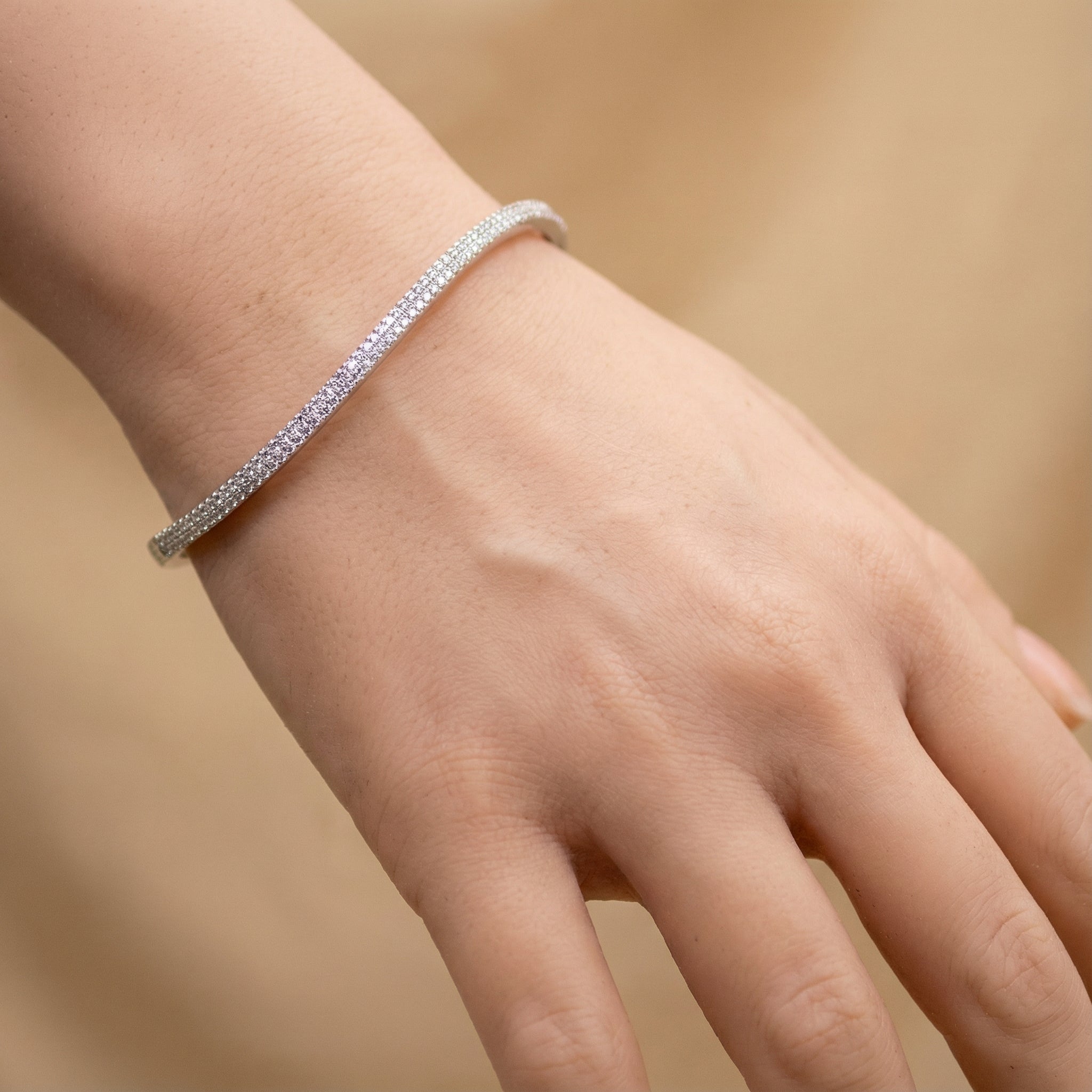 Bracelet Élégant en Argent avec Détails Brillants